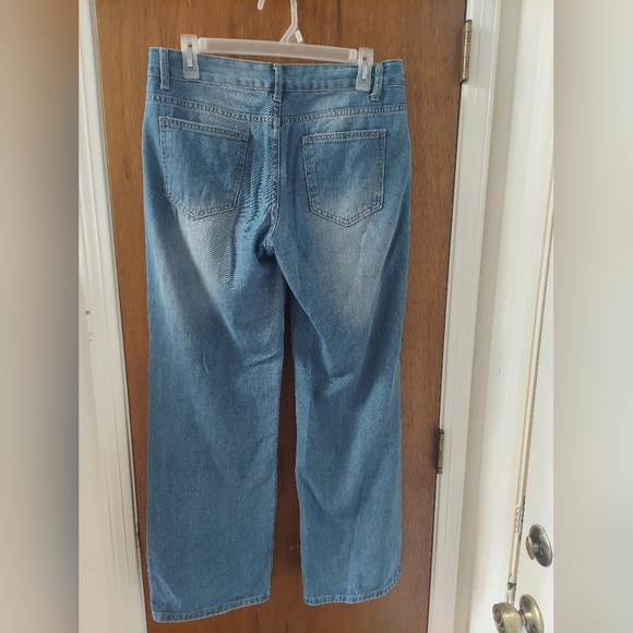 Juniors size medium. Wide leg pants with heart graphic on the front. - Picture 2 of 3